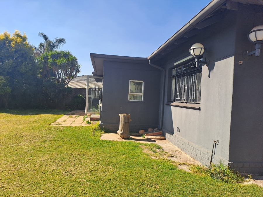 5 Bedroom Property for Sale in Geduld Gauteng
