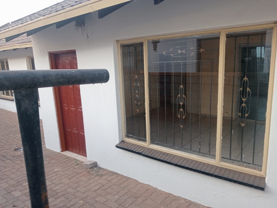 4 Bedroom Property for Sale in Protea Glen Gauteng