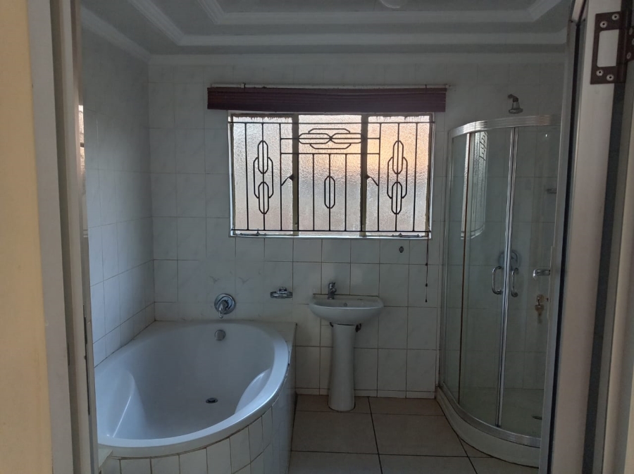 4 Bedroom Property for Sale in Protea Glen Gauteng
