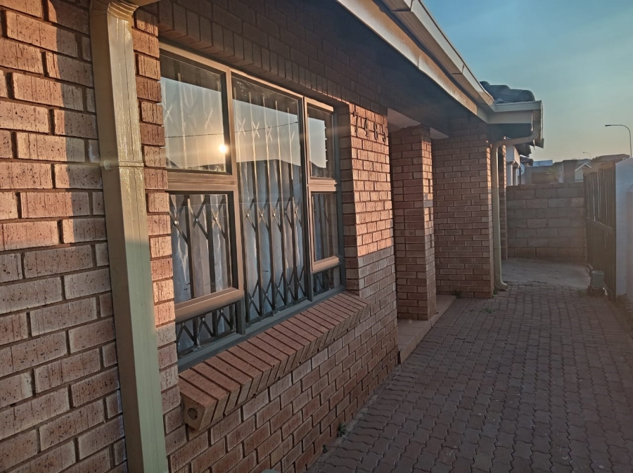 4 Bedroom Property for Sale in Protea Glen Gauteng