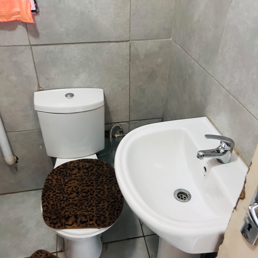 2 Bedroom Property for Sale in Ililiba Gauteng