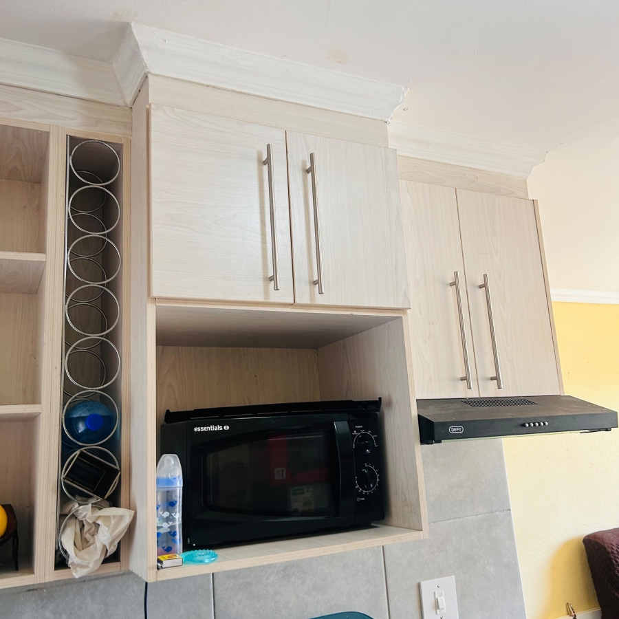 2 Bedroom Property for Sale in Ililiba Gauteng