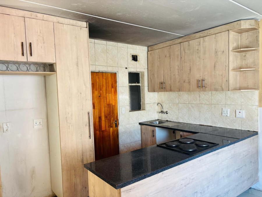 To Let 2 Bedroom Property for Rent in Fleurhof Gauteng