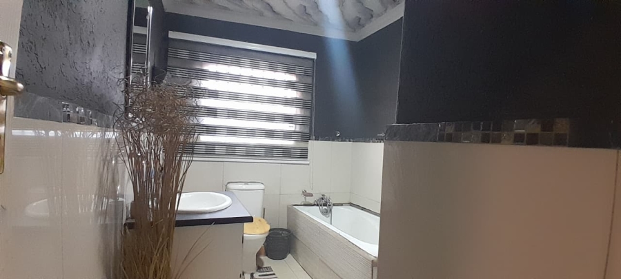 5 Bedroom Property for Sale in Lakeside Gauteng