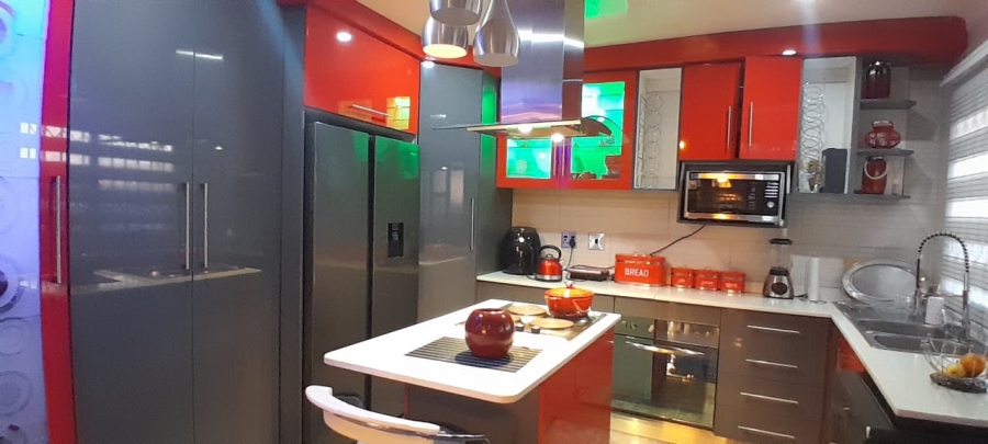 5 Bedroom Property for Sale in Lakeside Gauteng