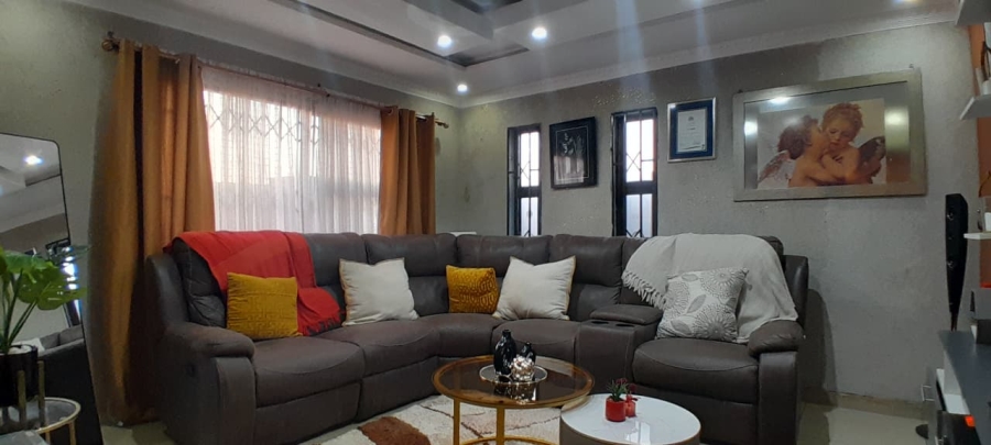 5 Bedroom Property for Sale in Lakeside Gauteng