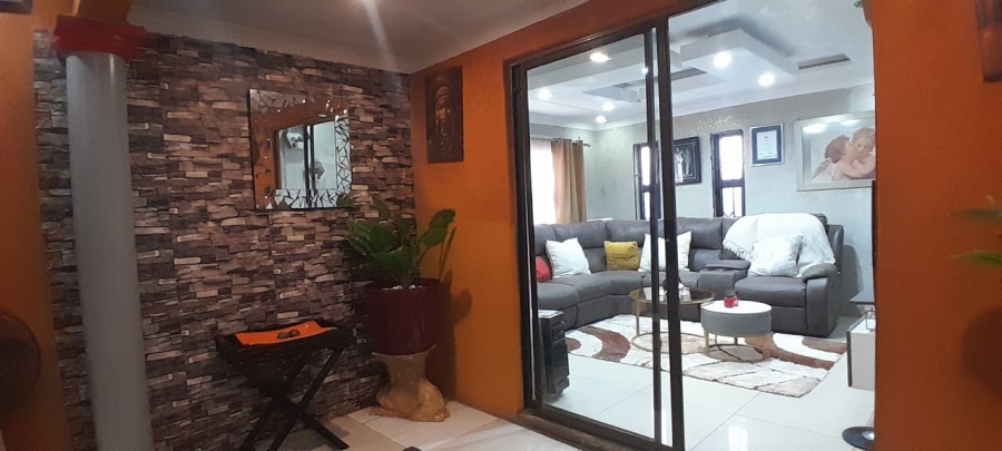 5 Bedroom Property for Sale in Lakeside Gauteng