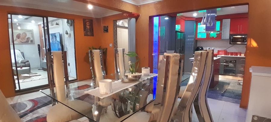 5 Bedroom Property for Sale in Lakeside Gauteng
