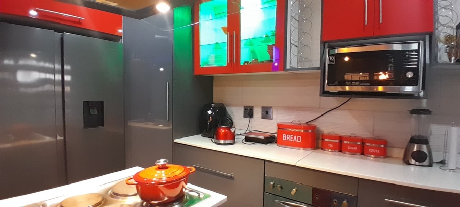 5 Bedroom Property for Sale in Lakeside Gauteng