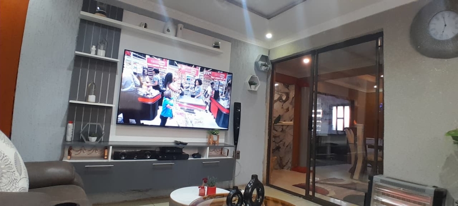 5 Bedroom Property for Sale in Lakeside Gauteng