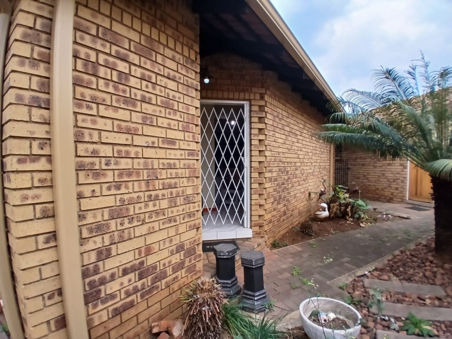 2 Bedroom Property for Sale in Die Hoewes Gauteng
