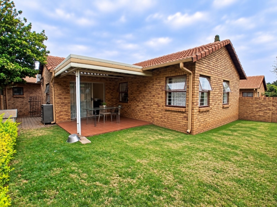 2 Bedroom Property for Sale in Die Hoewes Gauteng