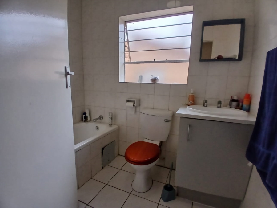 2 Bedroom Property for Sale in Die Hoewes Gauteng