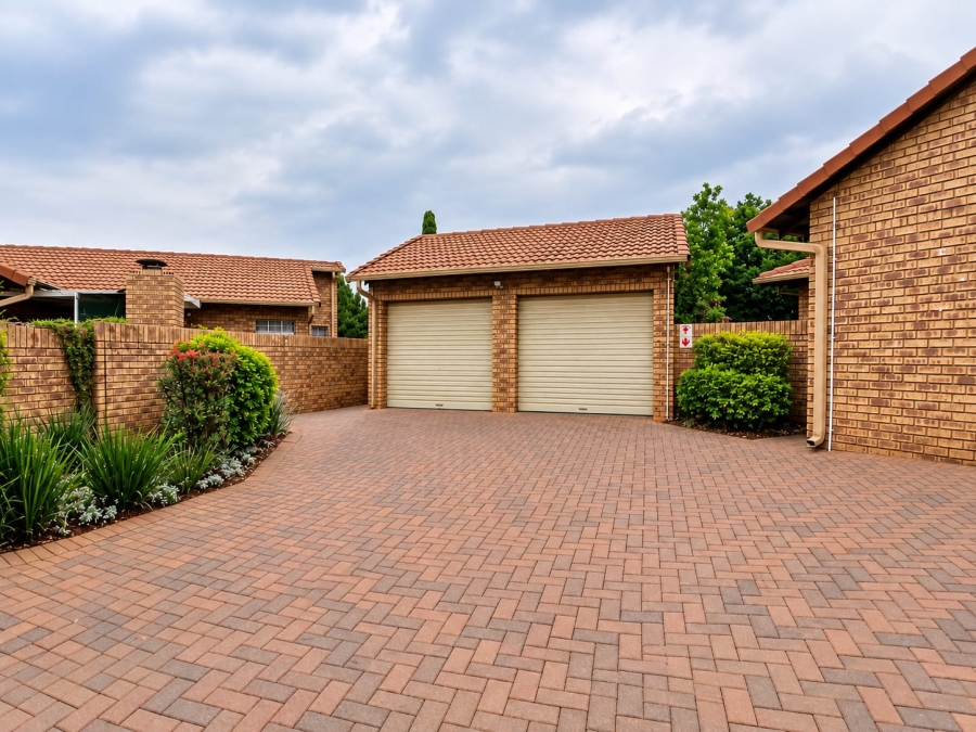 2 Bedroom Property for Sale in Die Hoewes Gauteng