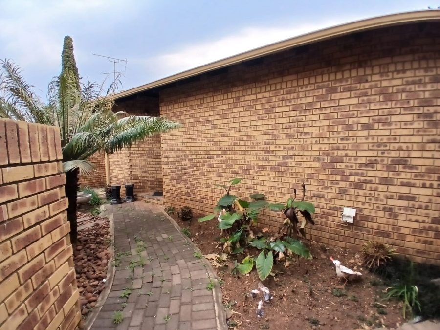 2 Bedroom Property for Sale in Die Hoewes Gauteng