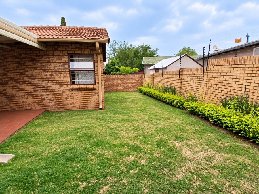 2 Bedroom Property for Sale in Die Hoewes Gauteng