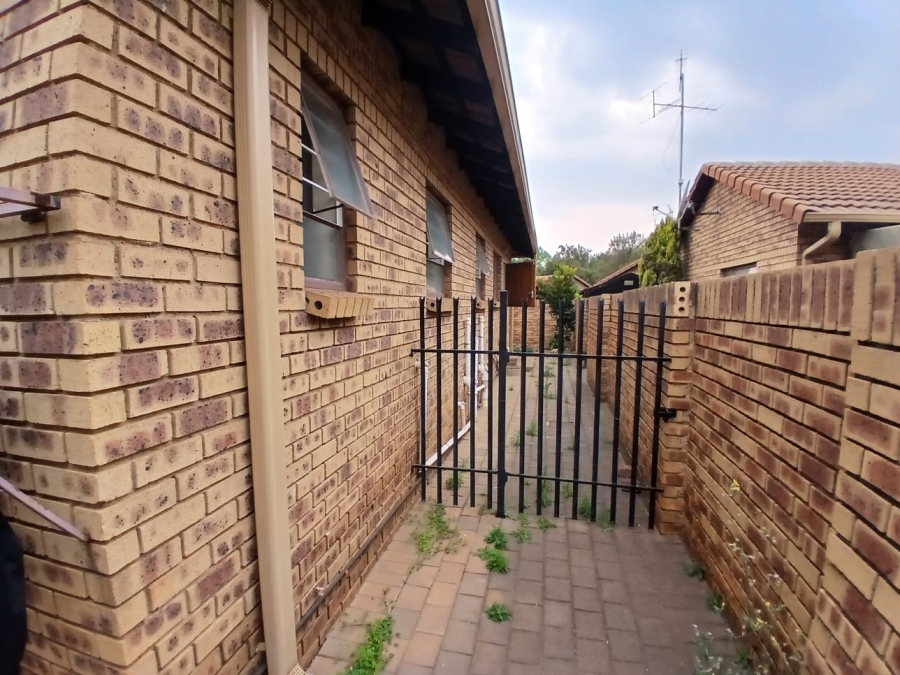 2 Bedroom Property for Sale in Die Hoewes Gauteng