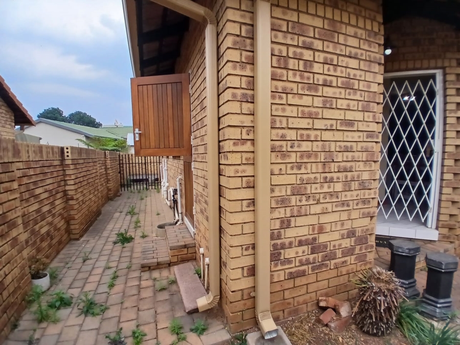 2 Bedroom Property for Sale in Die Hoewes Gauteng
