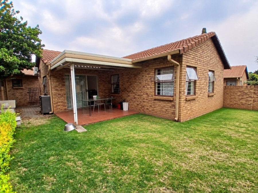 2 Bedroom Property for Sale in Die Hoewes Gauteng