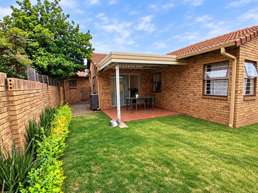 2 Bedroom Property for Sale in Die Hoewes Gauteng