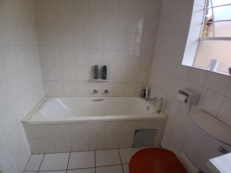 2 Bedroom Property for Sale in Die Hoewes Gauteng
