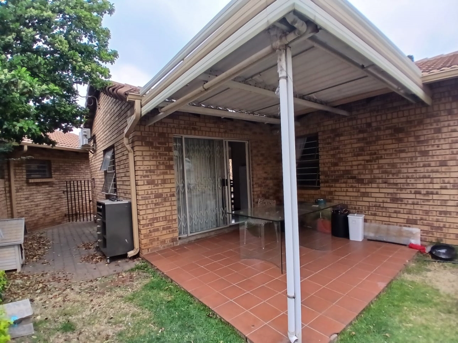 2 Bedroom Property for Sale in Die Hoewes Gauteng