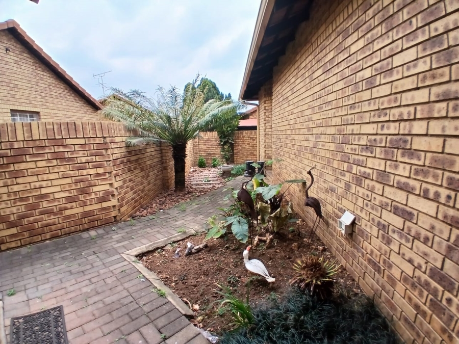 2 Bedroom Property for Sale in Die Hoewes Gauteng
