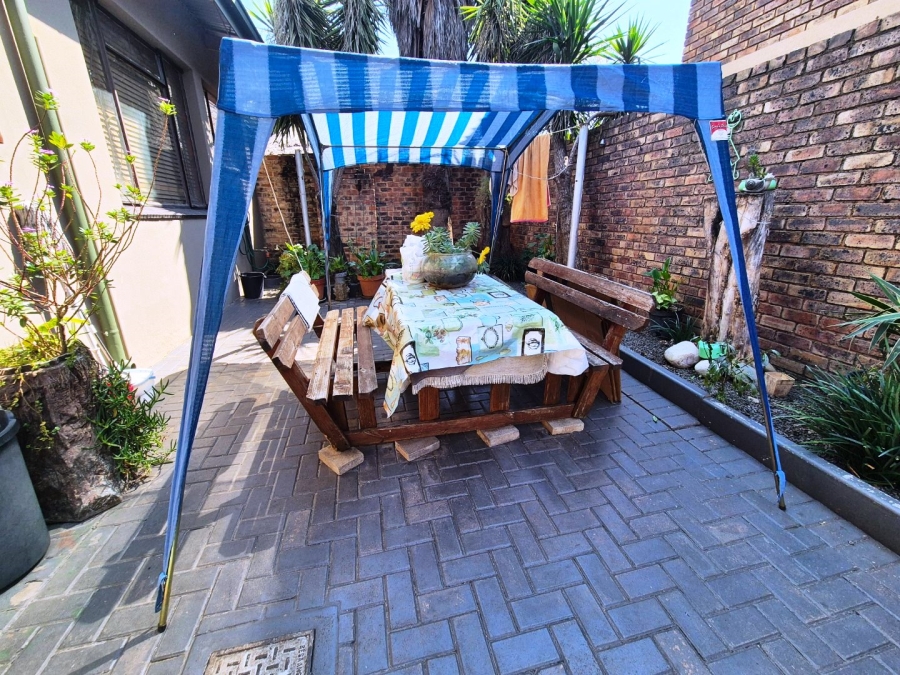 2 Bedroom Property for Sale in Pretoria North Gauteng