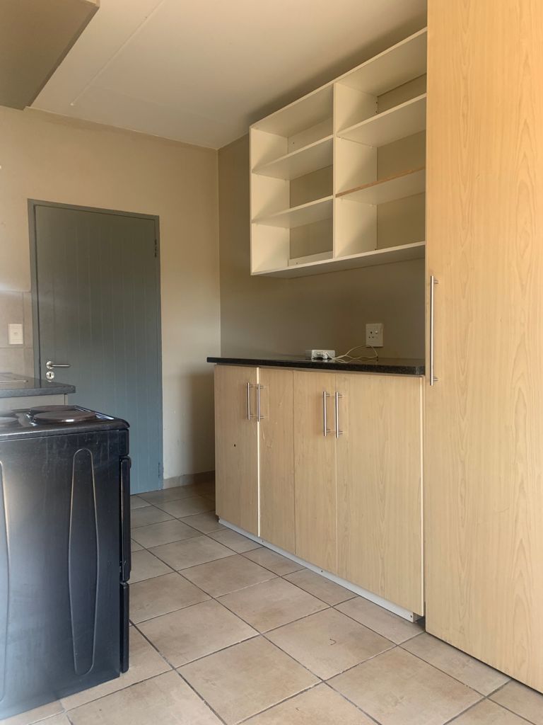 To Let 2 Bedroom Property for Rent in Fleurhof Gauteng