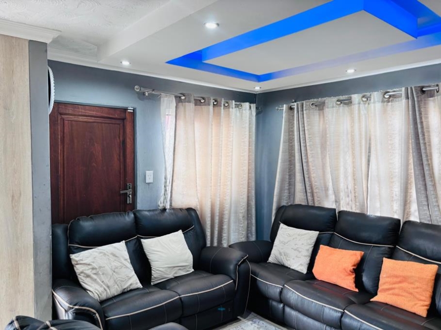 To Let 2 Bedroom Property for Rent in Fleurhof Gauteng