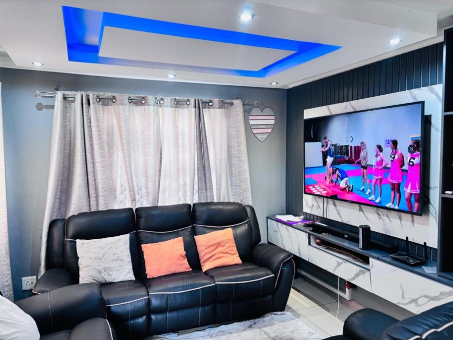 To Let 2 Bedroom Property for Rent in Fleurhof Gauteng