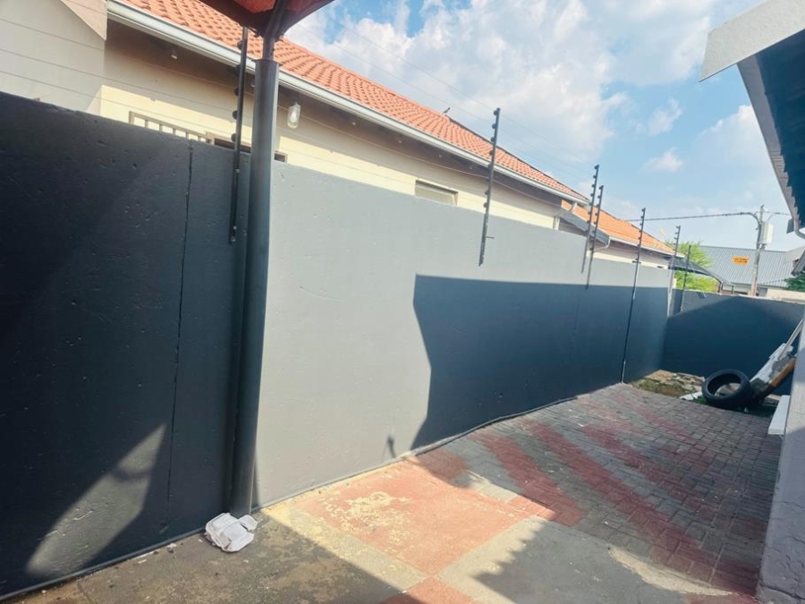 To Let 2 Bedroom Property for Rent in Fleurhof Gauteng