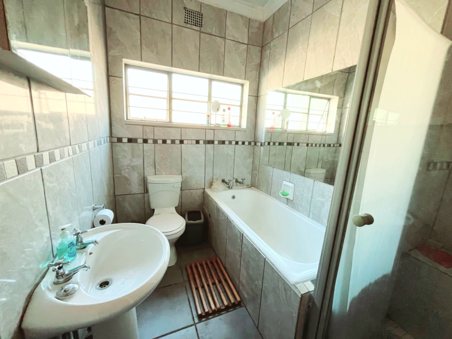 To Let 4 Bedroom Property for Rent in Mountain View Gauteng