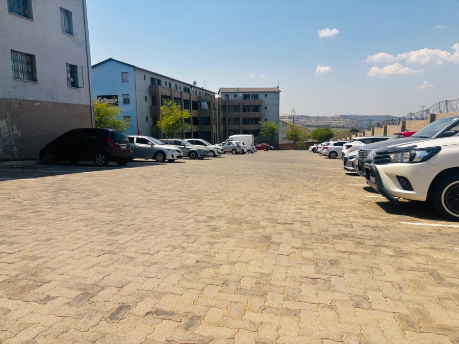 To Let 2 Bedroom Property for Rent in Fleurhof Gauteng