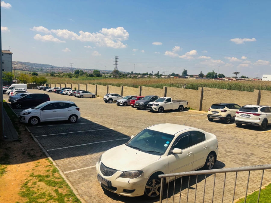 To Let 2 Bedroom Property for Rent in Fleurhof Gauteng