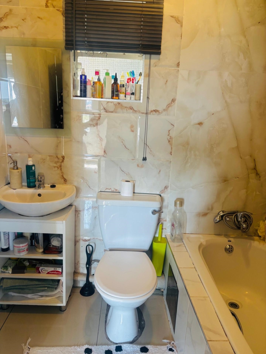To Let 2 Bedroom Property for Rent in Fleurhof Gauteng