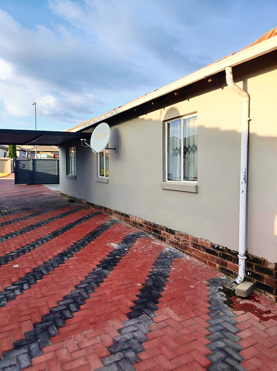3 Bedroom Property for Sale in Blue Hills Gauteng