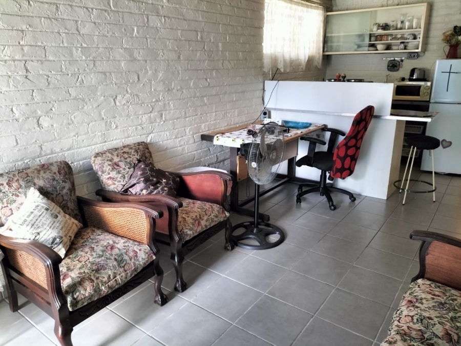 To Let 1 Bedroom Property for Rent in Queenswood Gauteng