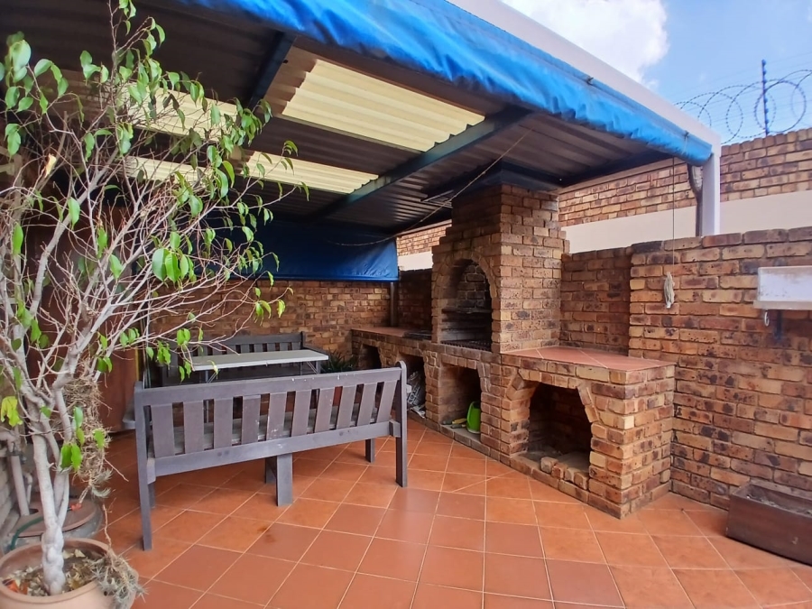 3 Bedroom Property for Sale in Zwartkop Gauteng