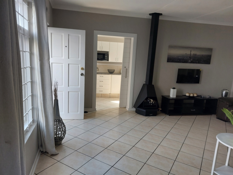 To Let 1 Bedroom Property for Rent in Sonneglans Gauteng