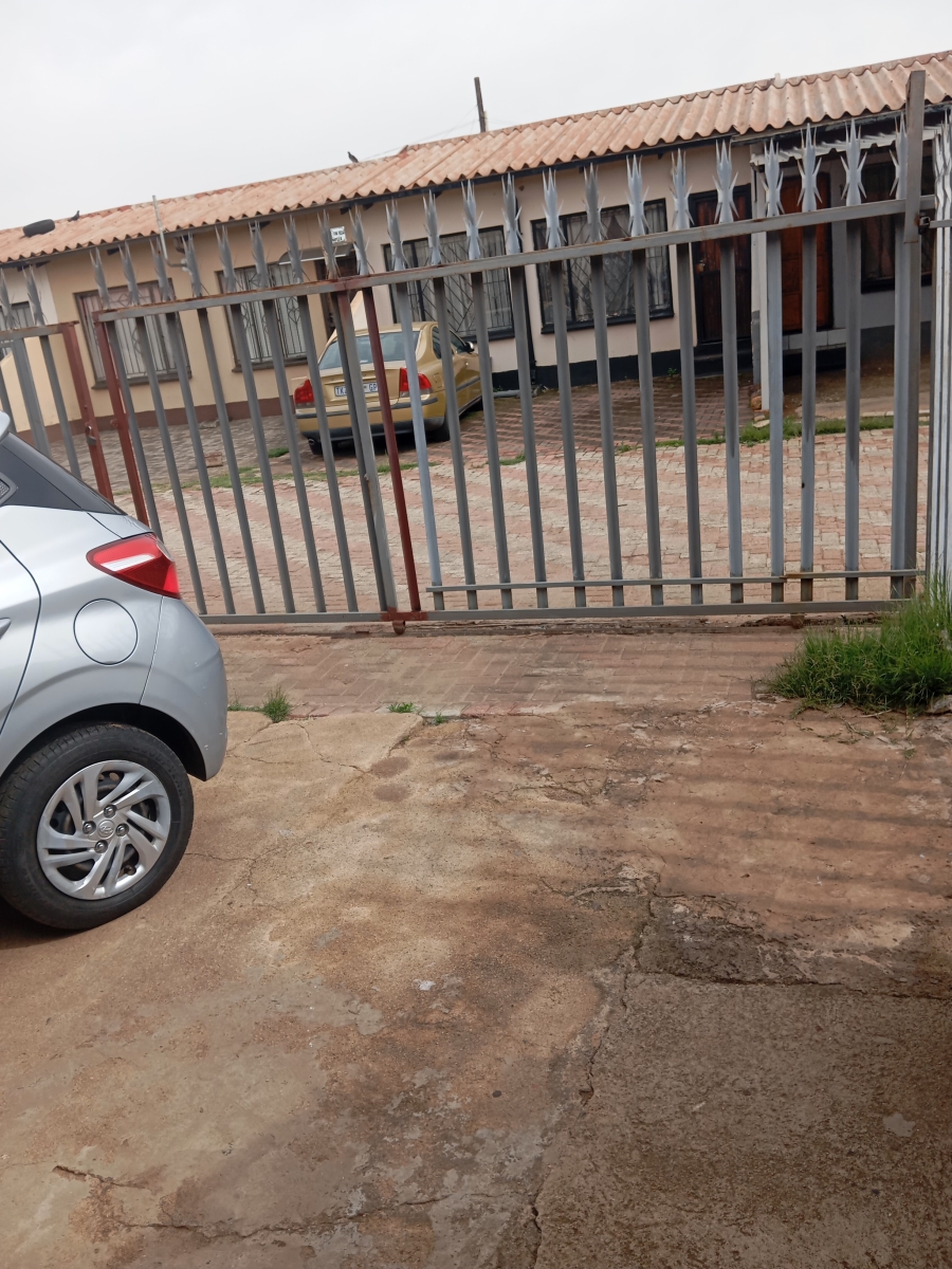 2 Bedroom Property for Sale in Protea Glen Gauteng