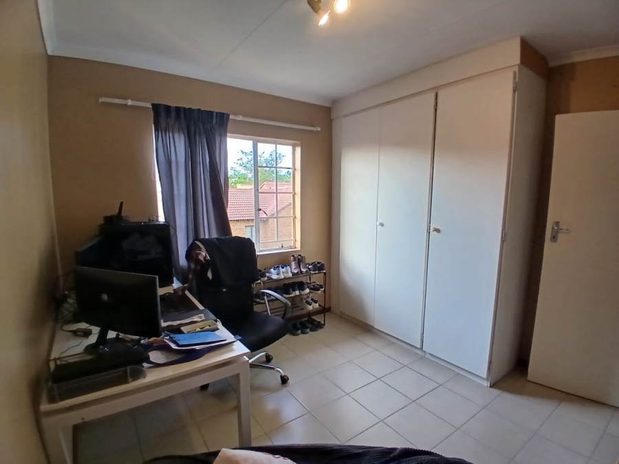 2 Bedroom Property for Sale in Die Hoewes Gauteng