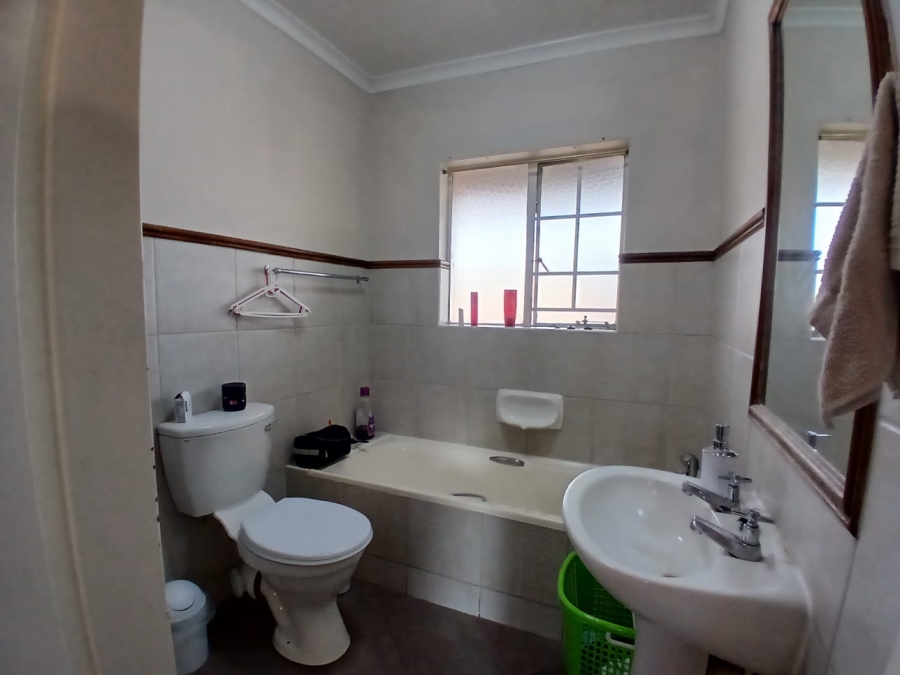 2 Bedroom Property for Sale in Die Hoewes Gauteng