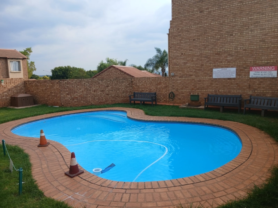 2 Bedroom Property for Sale in Die Hoewes Gauteng
