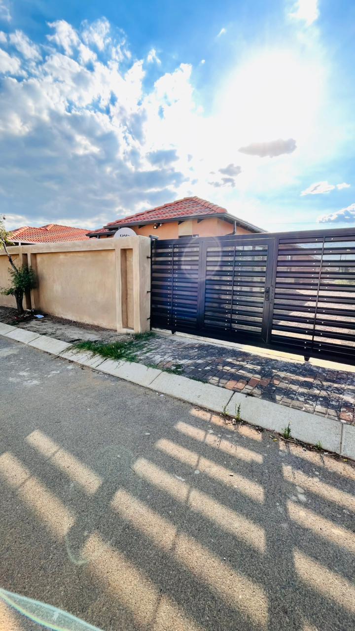 To Let 3 Bedroom Property for Rent in Savanna City Gauteng
