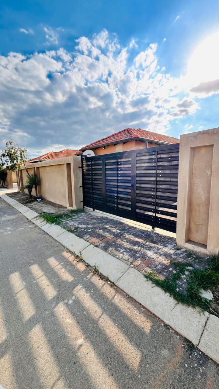 To Let 3 Bedroom Property for Rent in Savanna City Gauteng