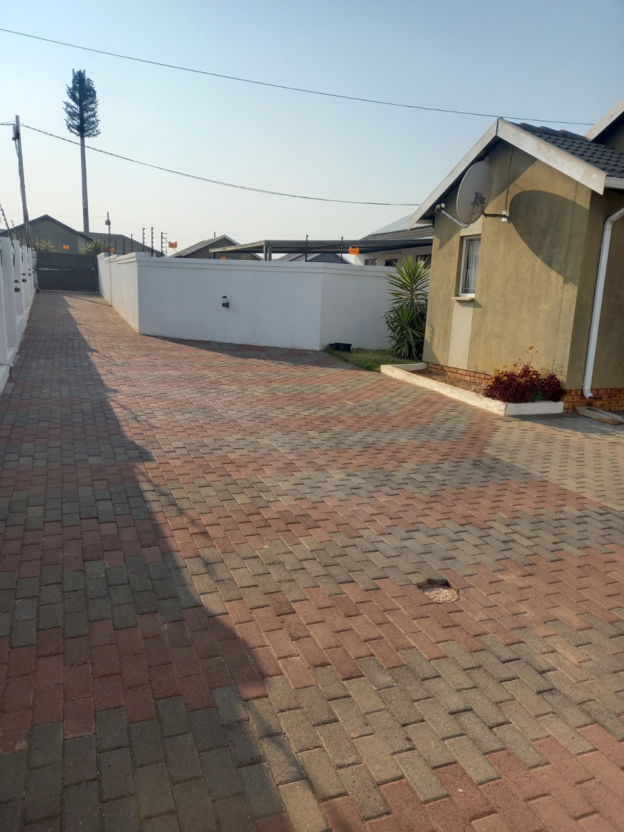 To Let 3 Bedroom Property for Rent in Savanna City Gauteng