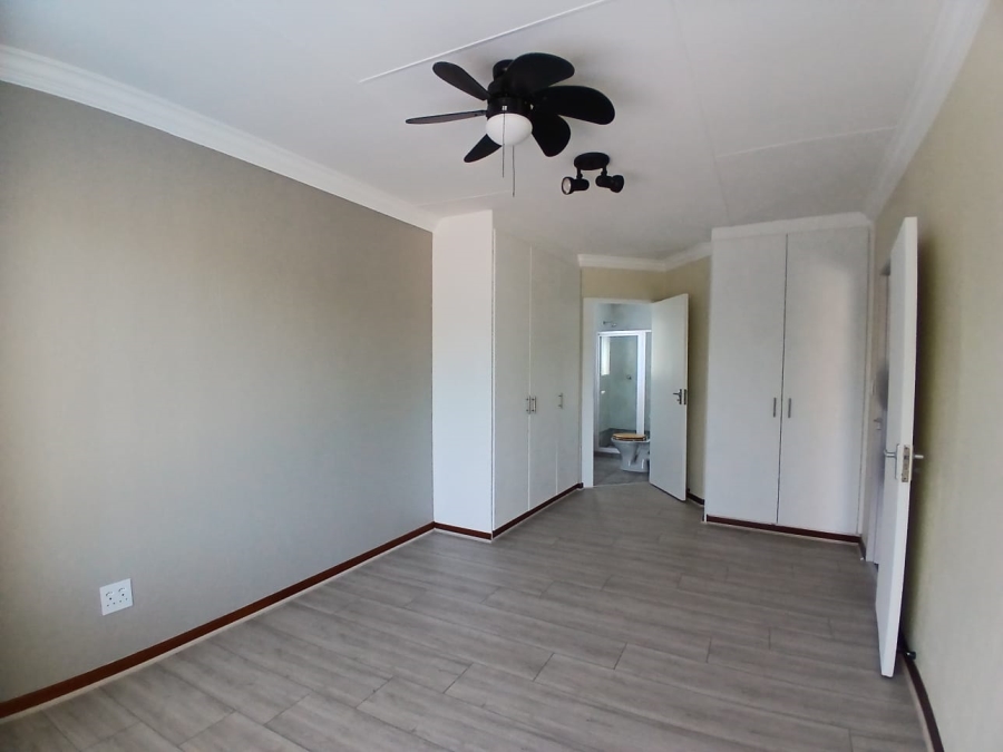 3 Bedroom Property for Sale in Die Hoewes Gauteng