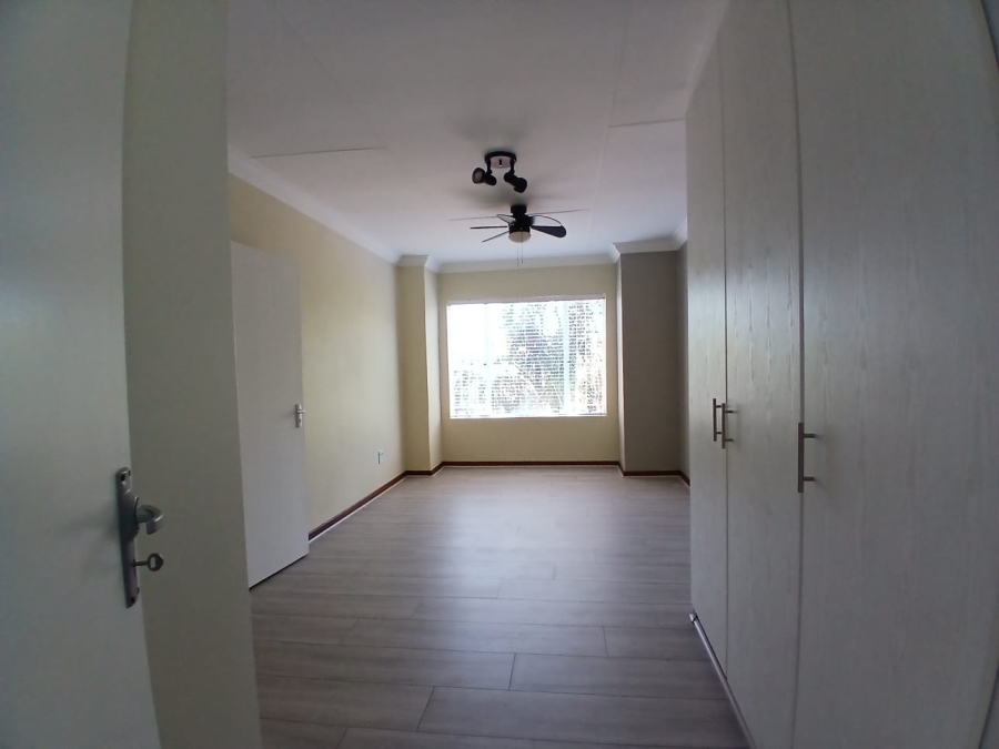 3 Bedroom Property for Sale in Die Hoewes Gauteng