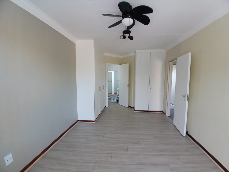 3 Bedroom Property for Sale in Die Hoewes Gauteng